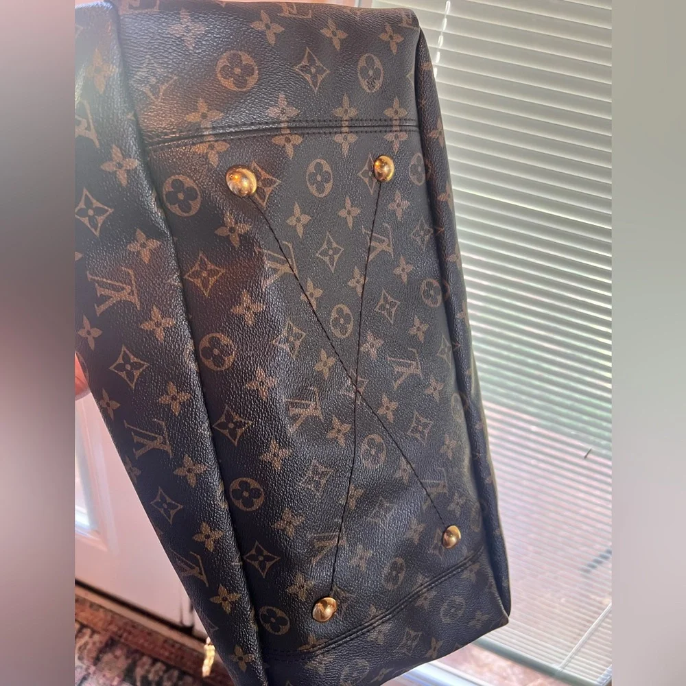 LOUIS VUITTON ARTSY MM MONOGRAM The Sophisticated Hobo With A Boho Twist… - Picture 10 of 17